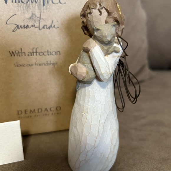 Willow Tree ‘With Affection’ Angel with Cat - Cream and Brown - Picture 4 of 11